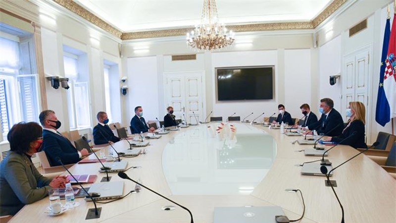 Predsjednik Vlade Plenković s predsjednikom Europske nogometne federacije Čeferinom